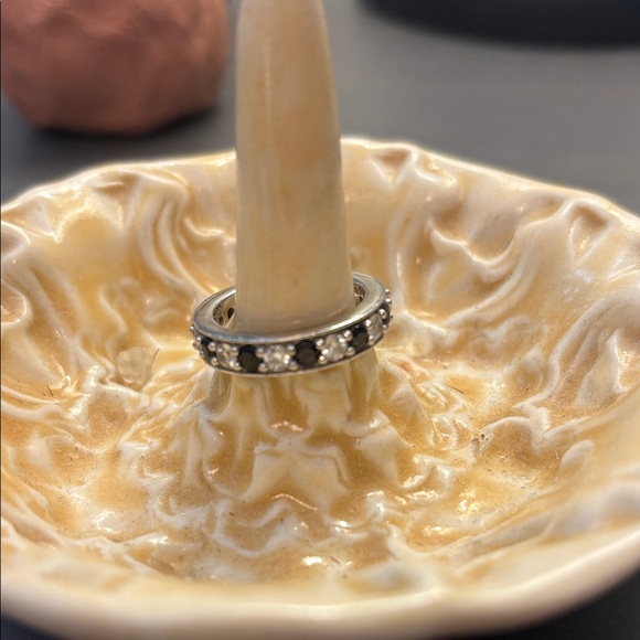 Jewelry - Elegant Silver and Black Women's Ring